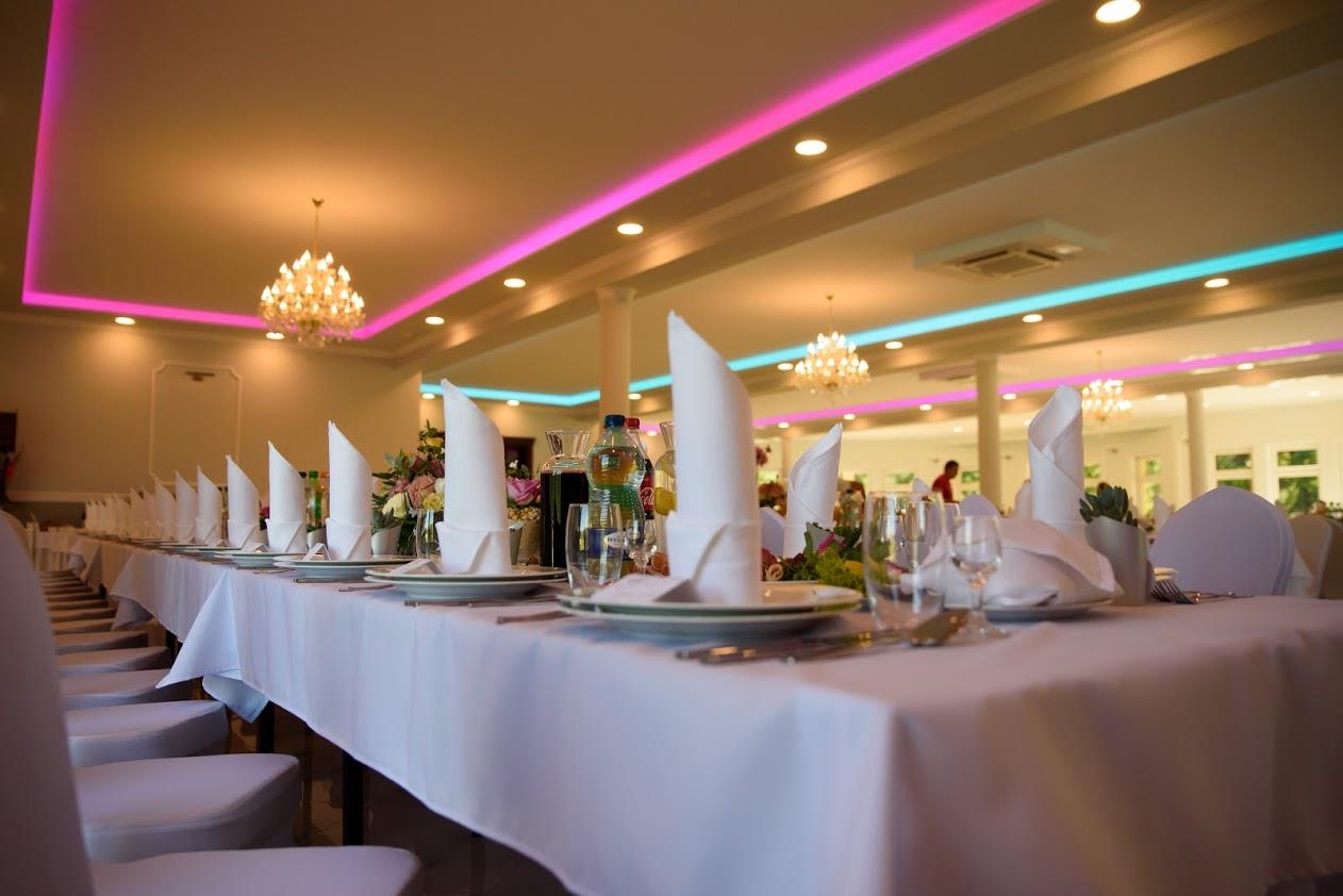 Sala Bankietowa Glamour Żyrardów - eleganckie nakrycie stołów z białymi serwetkami i podświetleniem LED w pastelowych kolorach