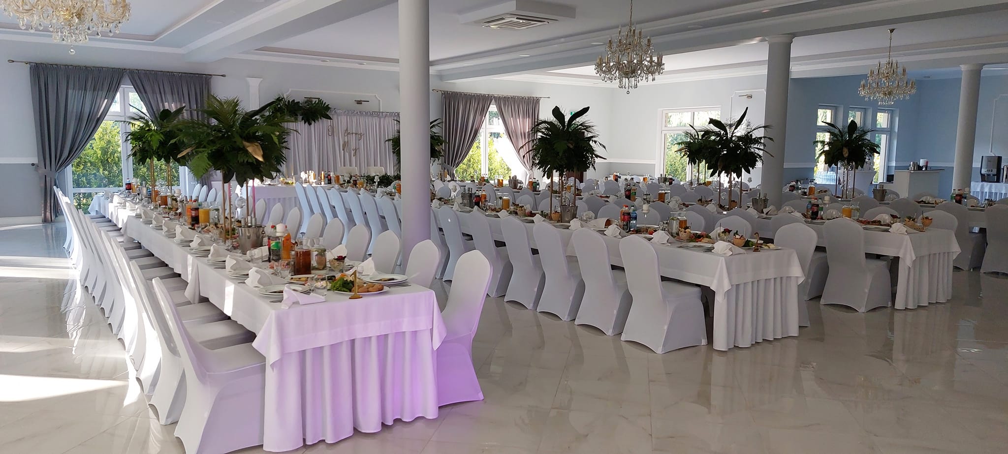 Sala Weselno-Bankietowa Glamour na wyłączność - przestronne wnętrze z kolumnami, dekoracje przyjęcia sylwestrowego, miejsce dla 200 gości w komfortowych warunkach