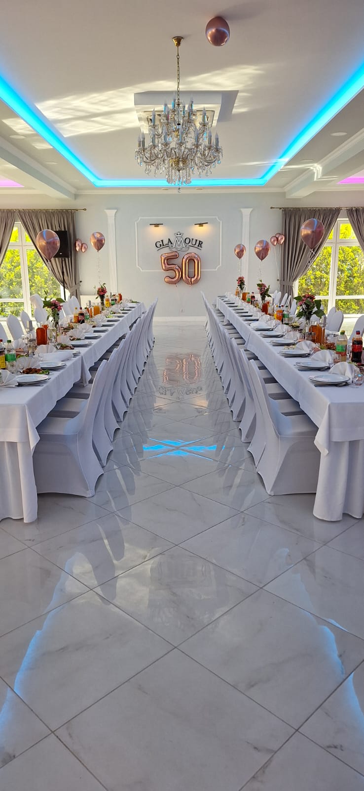 Sala Weselno-Bankietowa Glamour Chroboty - przyjęcie 30, panorama sali z gośćmi