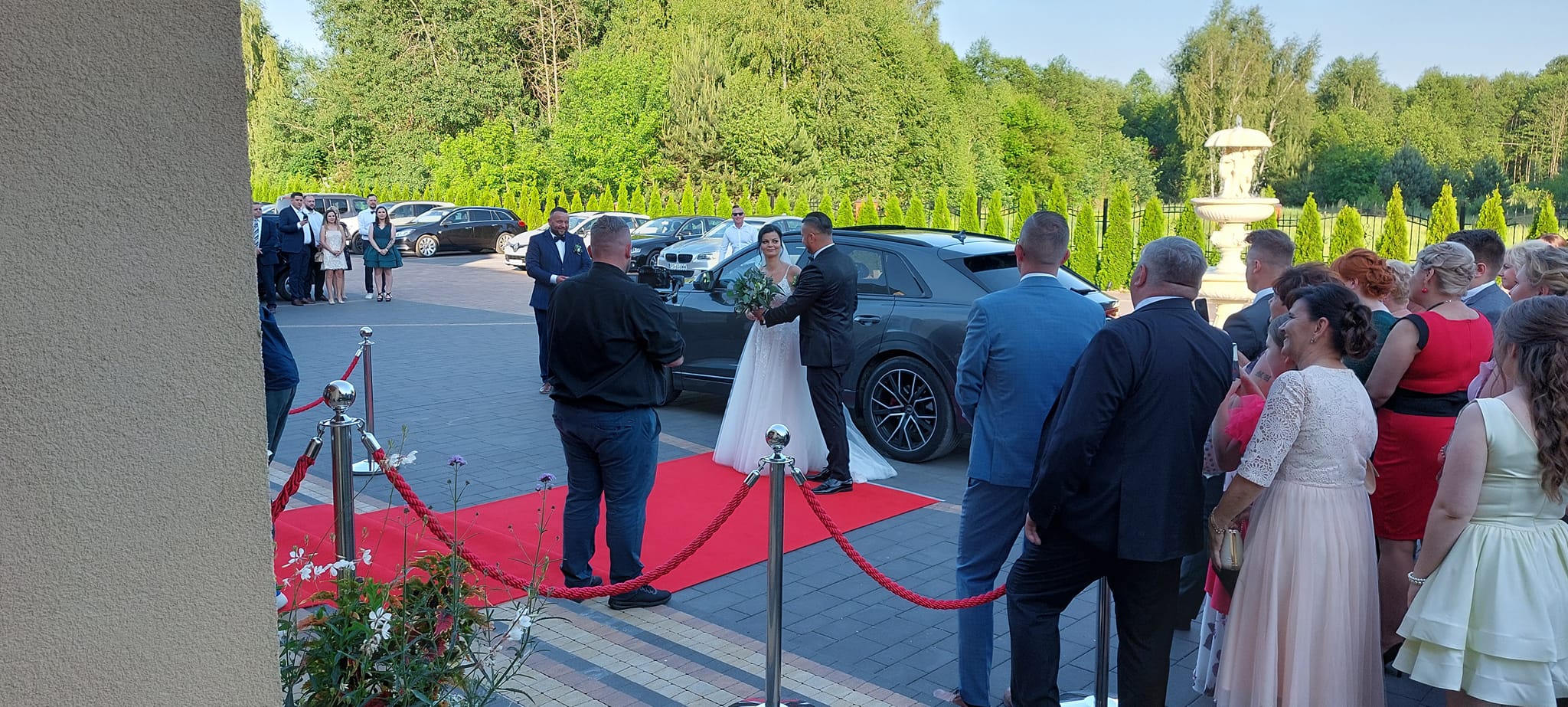 Zadbany ogród Sali Glamour zimą - oświetlenie zewnętrzne i taras z wejściem do sali