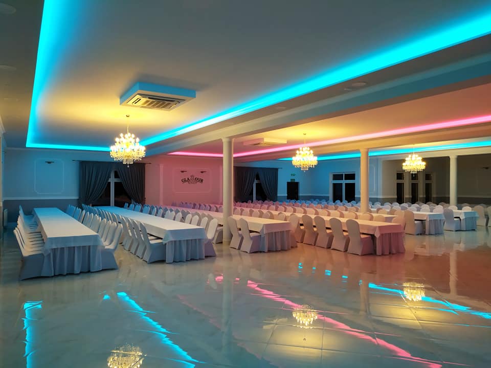Sala Glamour Mazowsze - sala główna nocą z podświetleniem LED w kolorach turkusu i różu, eleganckie wnętrze sali bankietowej