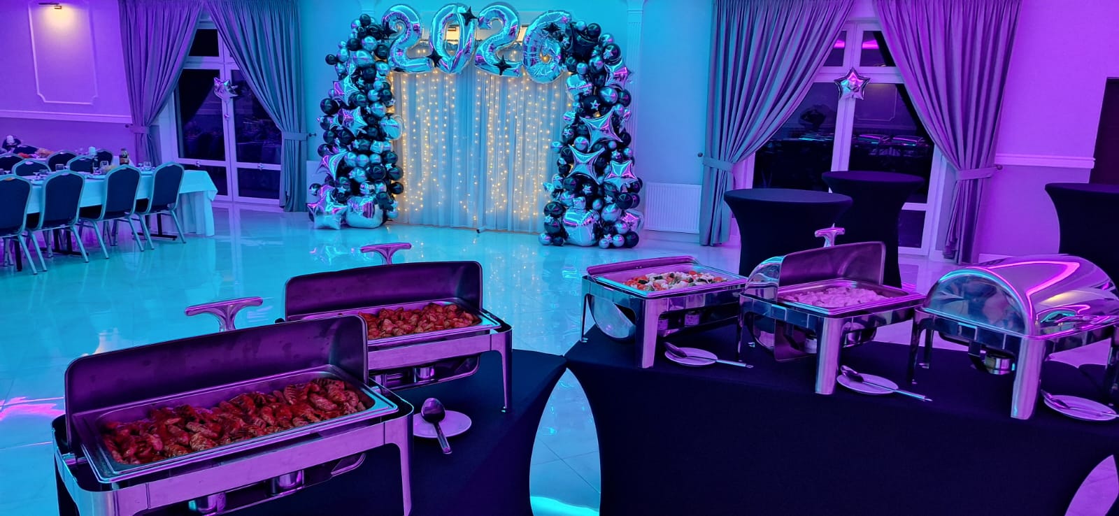 Sala Glamour Chroboty - przyjęcie 02, kryształowe żyrandole i eleganckie nakrycie stołów