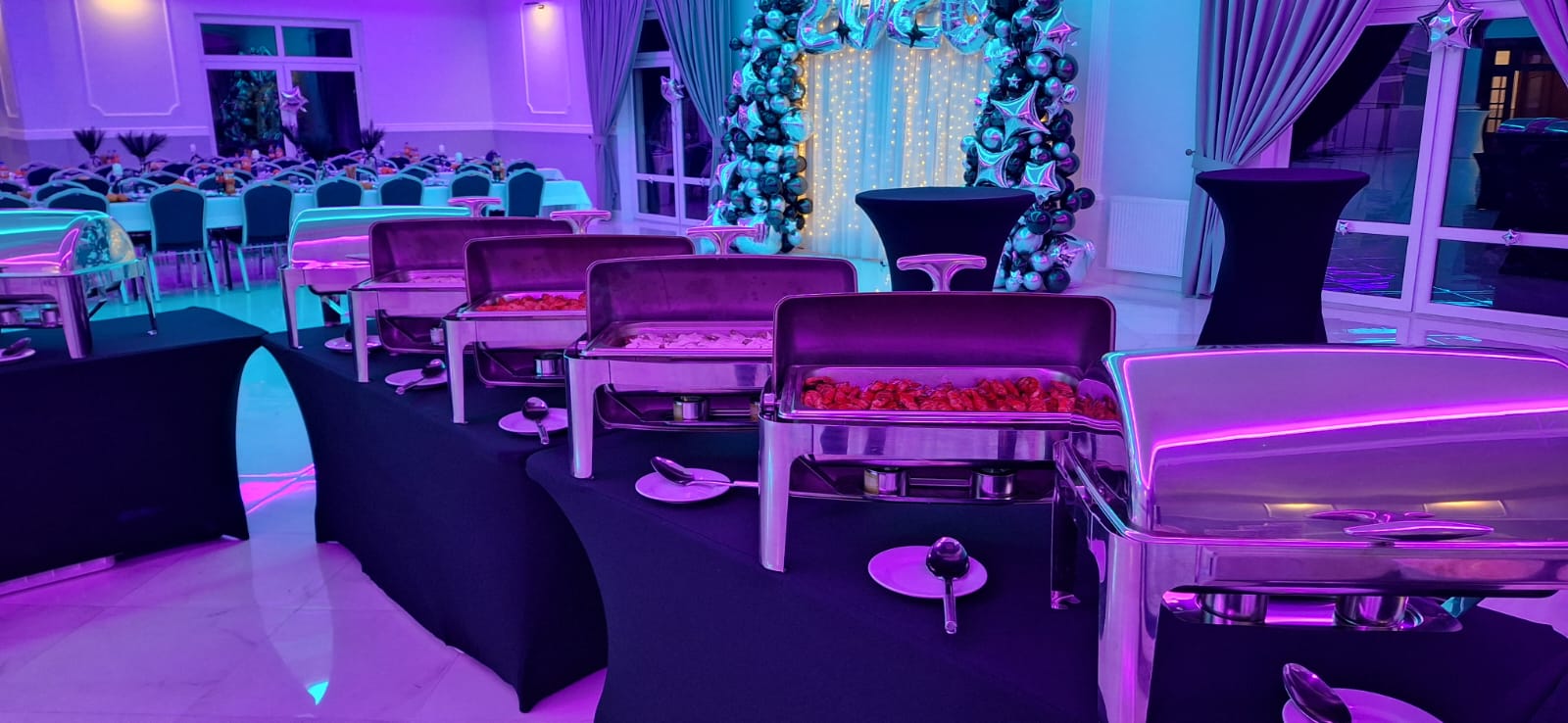Sala Bankietowa Glamour pod Żyrardowem - przyjęcie 03, długie stoły bankietowe z dekoracjami