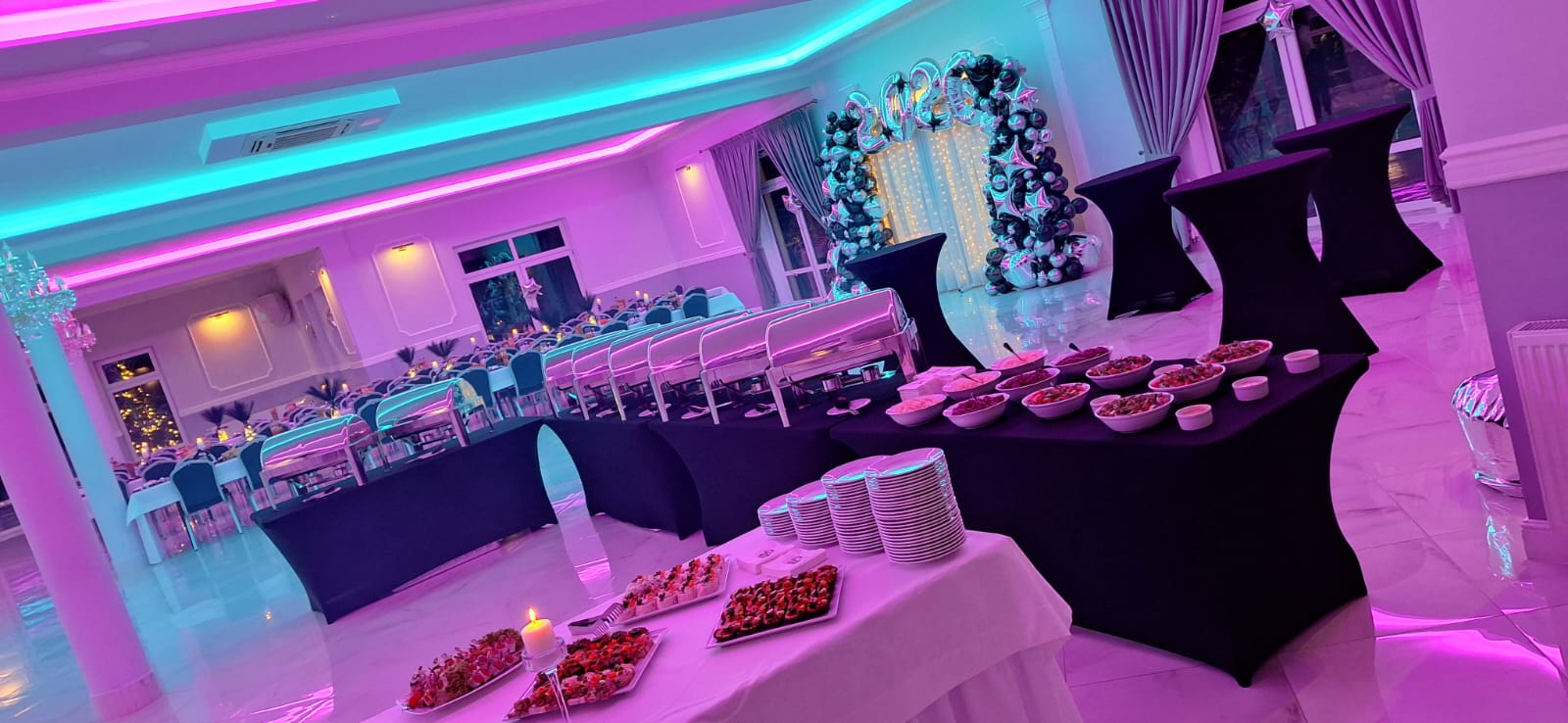 Sala weselna pod Żyrardowem Glamour - przyjęcie 10, eleganckie nakrycie z dekoracjami