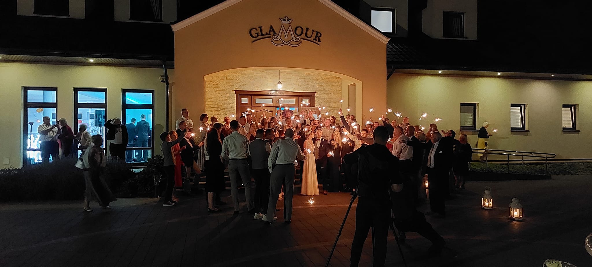 Sala Glamour Chroboty - zimne ognie i powitanie gości przed wejściem do sali nocą, atmosfera weselna